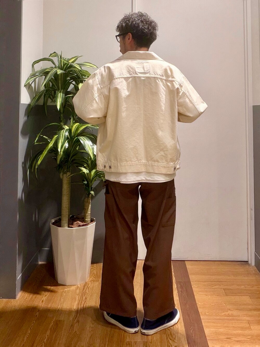ホワイト系のTシャツ/カットソー、ブラウン系のその他パンツ、ホワイト系のデニムジャケットを着用したメンズの春コーディネートの3枚目の写真