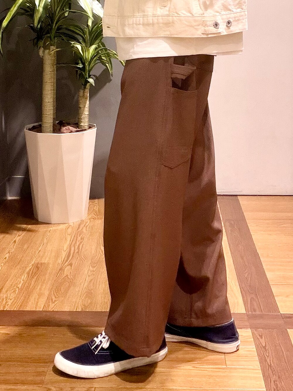ホワイト系のTシャツ/カットソー、ブラウン系のその他パンツ、ホワイト系のデニムジャケットを着用したメンズの春コーディネートの8枚目の写真