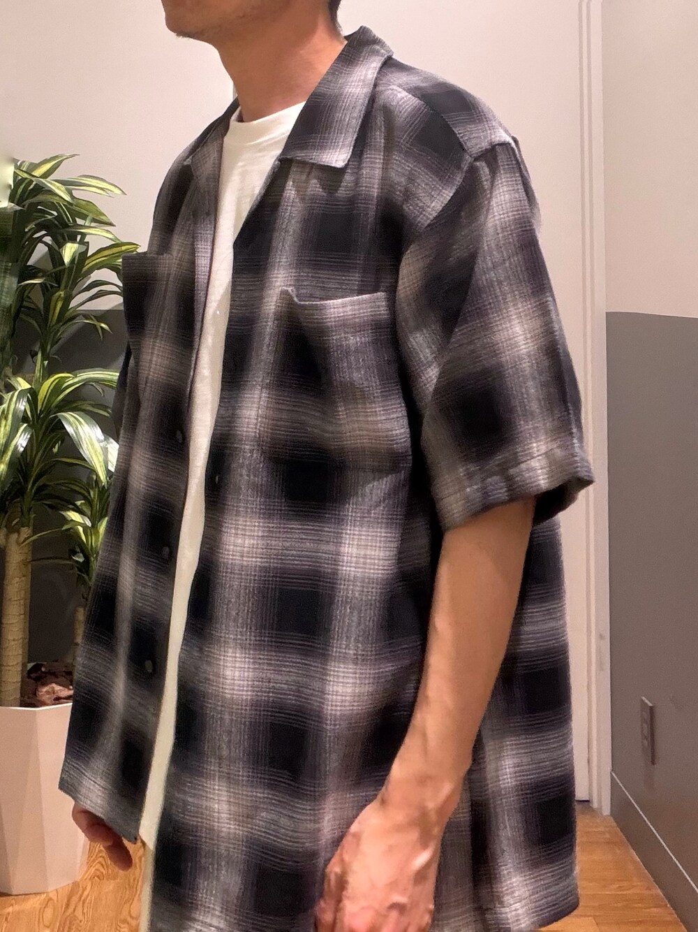 ホワイト系のTシャツ/カットソー、ブラック系のシャツ/ブラウスを着用したメンズの春コーディネートの5枚目の写真