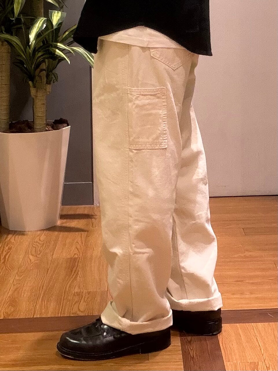 ホワイト系のデニムパンツ、ホワイト系のTシャツ/カットソー、ブラック系のシャツ/ブラウスを着用したメンズの夏コーディネートの7枚目の写真