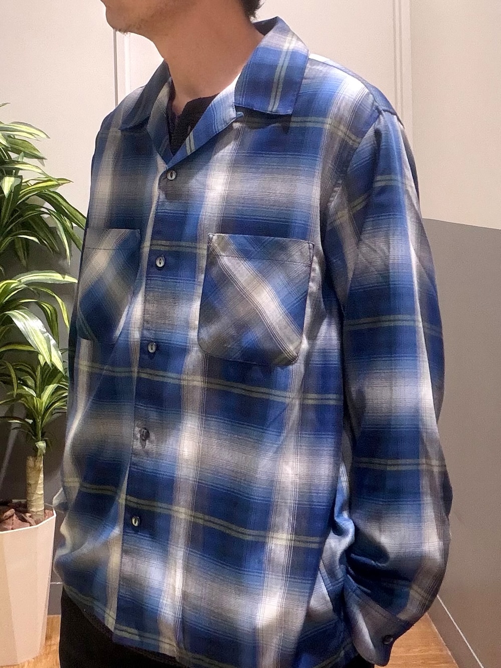 ブラック系のその他パンツ、ブラック系のTシャツ/カットソー、ブルー系のシャツ/ブラウスを着用したメンズの秋コーディネートの4枚目の写真