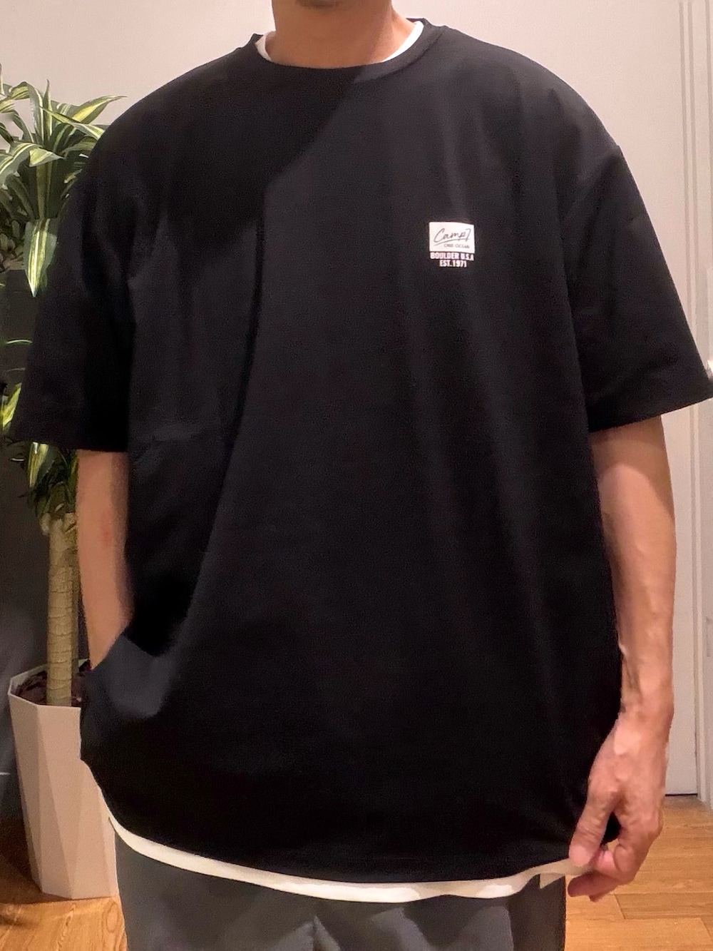ブラック系のTシャツ/カットソー、グレー系のその他パンツを着用したメンズの春コーディネートの5枚目の写真