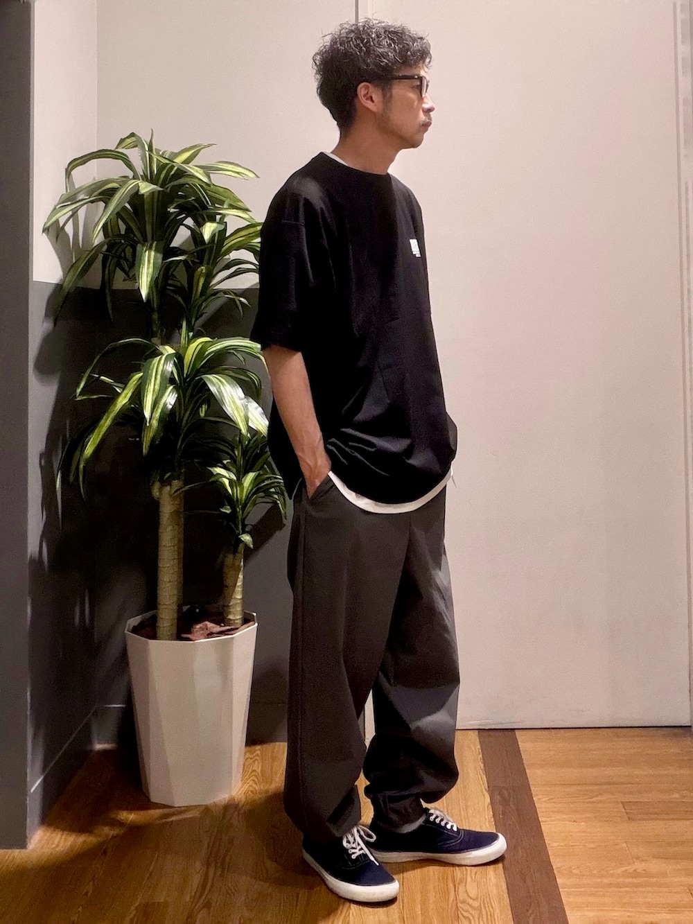 ブラック系のTシャツ/カットソー、グレー系のその他パンツを着用したメンズの春コーディネートの3枚目の写真
