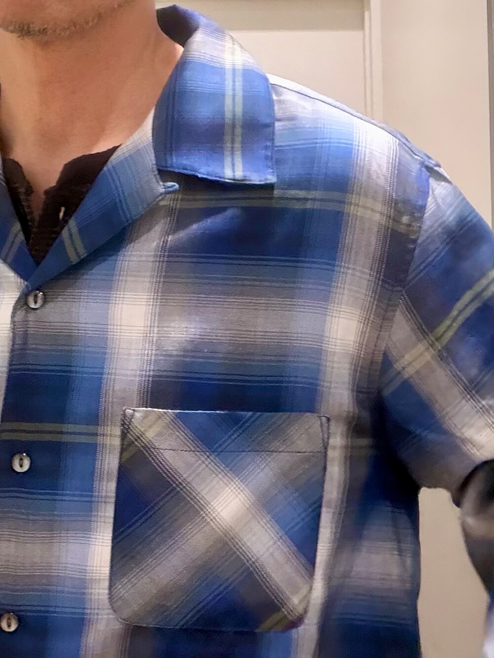ブラック系のその他パンツ、ブラック系のTシャツ/カットソー、ブルー系のシャツ/ブラウスを着用したメンズの秋コーディネートの5枚目の写真