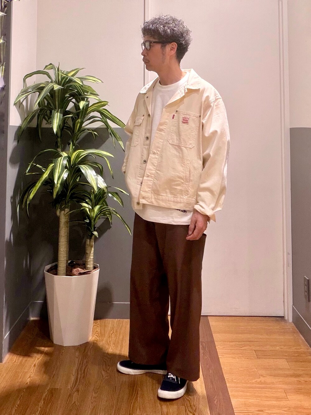 ホワイト系のTシャツ/カットソー、ブラウン系のその他パンツ、ホワイト系のデニムジャケットを着用したメンズの春コーディネートの2枚目の写真