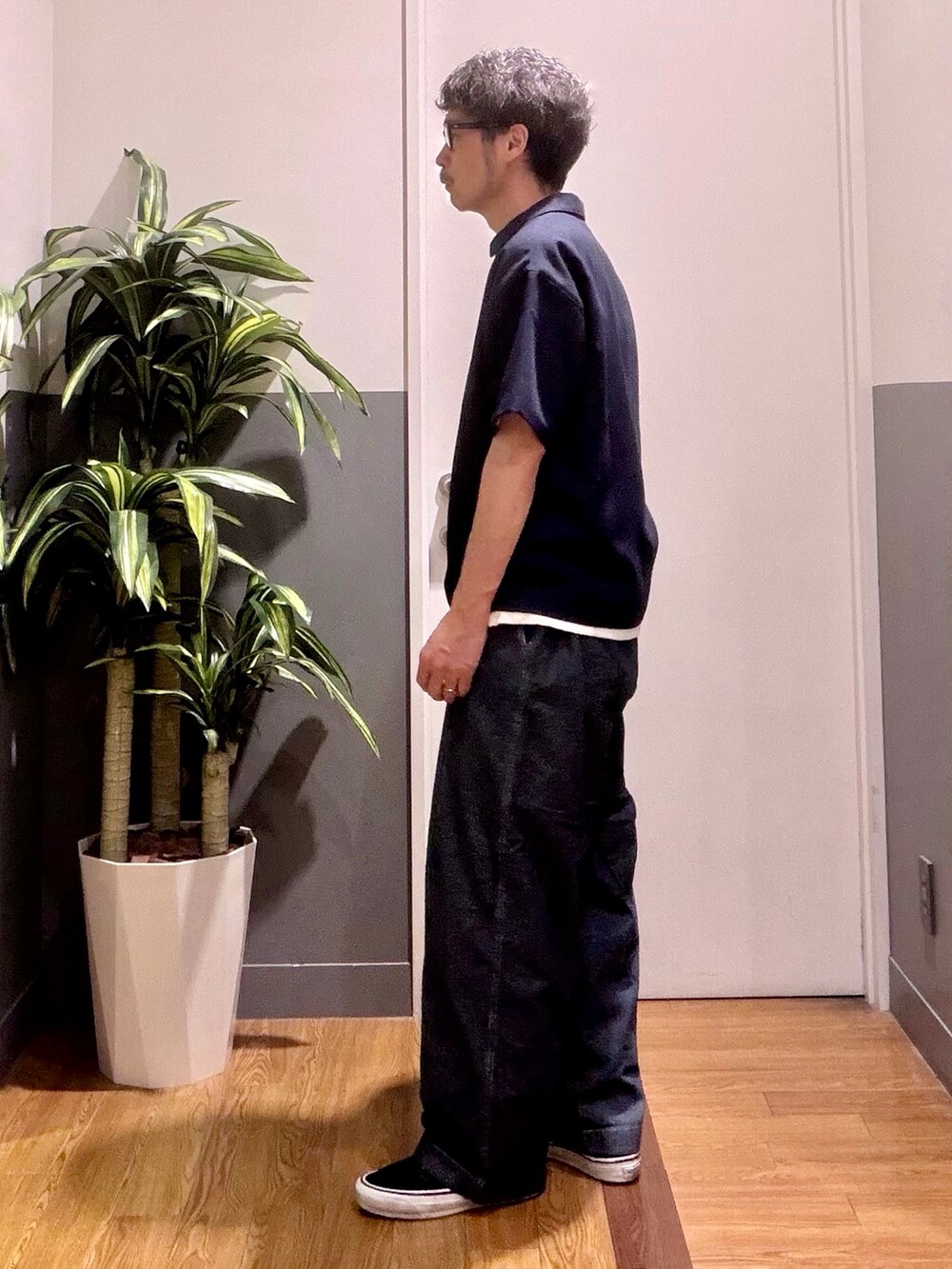 ホワイト系のTシャツ/カットソー、ブルー系のTシャツ/カットソーを着用したメンズの春コーディネートの2枚目の写真