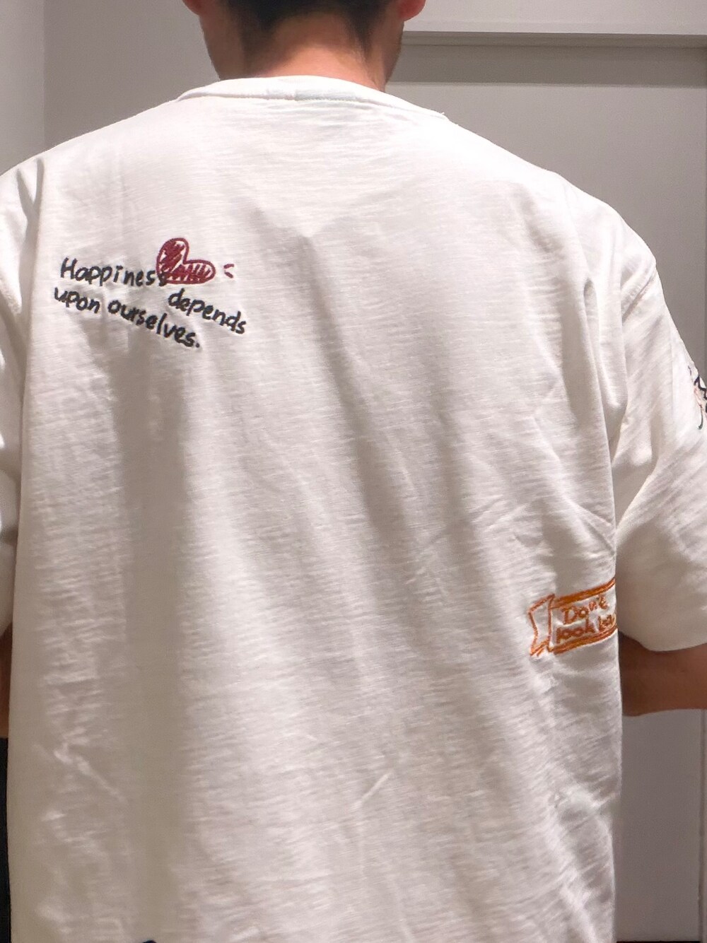 ホワイト系のTシャツ/カットソー、ブラック系のシャツ/ブラウスを着用したメンズの春コーディネートの8枚目の写真
