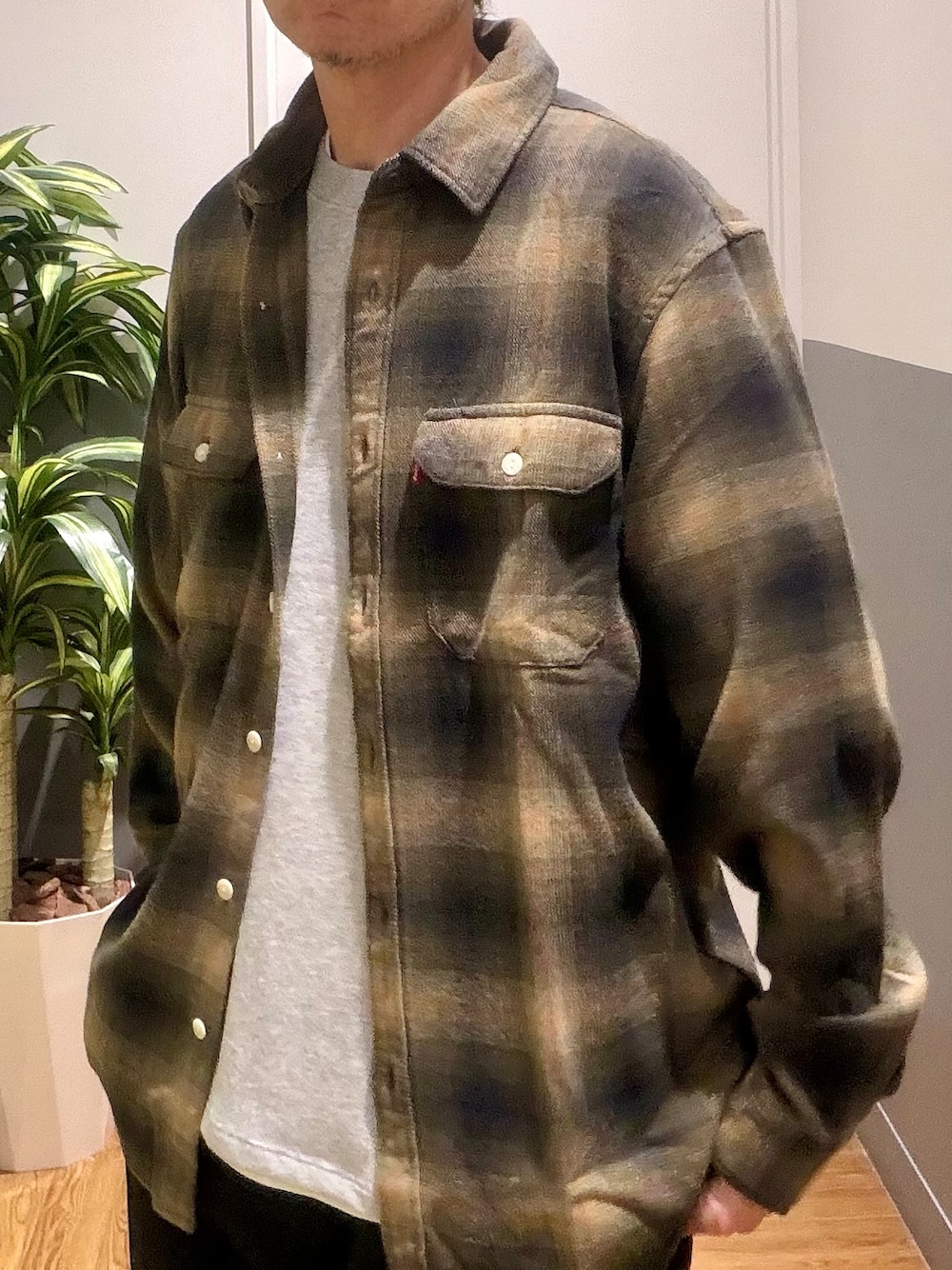 ブラック系のその他パンツ、グリーン系のシャツ/ブラウス、グレー系のTシャツ/カットソーを着用したメンズの秋コーディネートの4枚目の写真