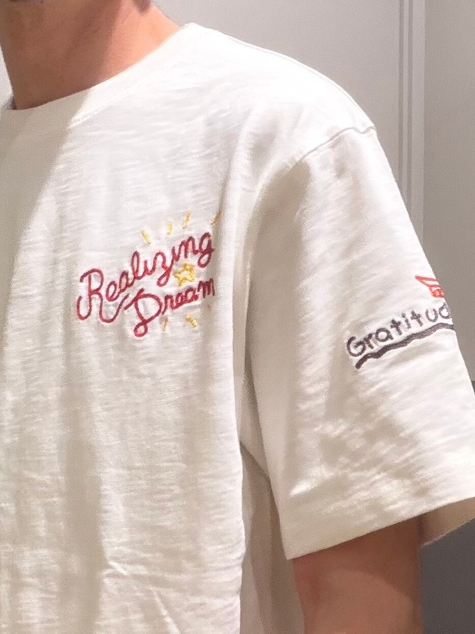 ホワイト系のTシャツ/カットソー、ブラック系のシャツ/ブラウスを着用したメンズの春コーディネートの7枚目の写真