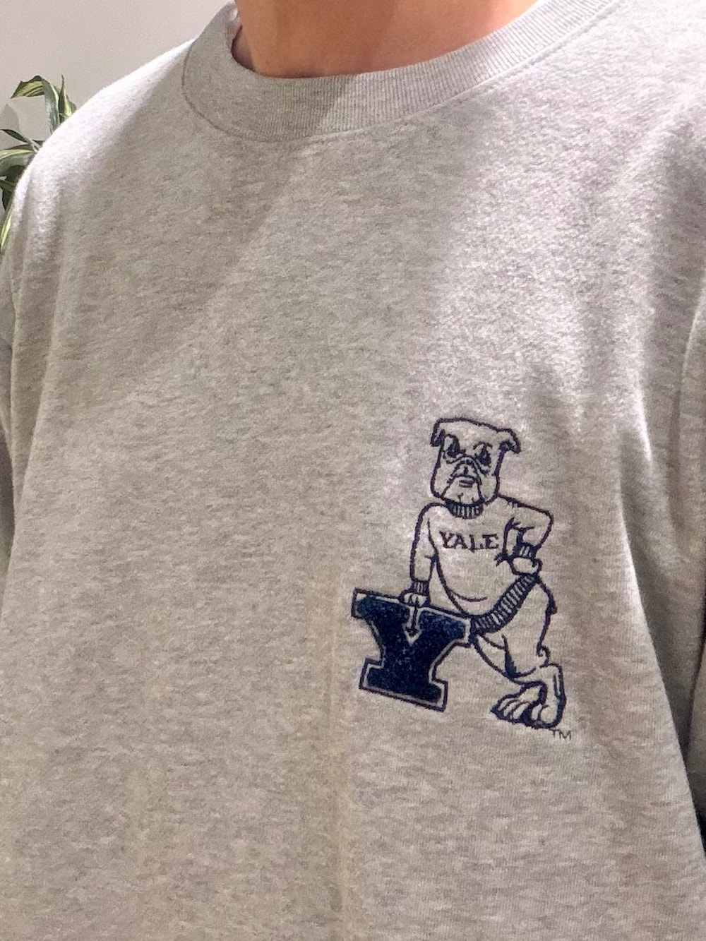ブラック系のその他パンツ、グリーン系のシャツ/ブラウス、グレー系のTシャツ/カットソーを着用したメンズの秋コーディネートの7枚目の写真