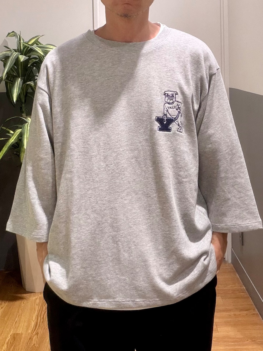 ブラック系のその他パンツ、グリーン系のシャツ/ブラウス、グレー系のTシャツ/カットソーを着用したメンズの秋コーディネートの6枚目の写真