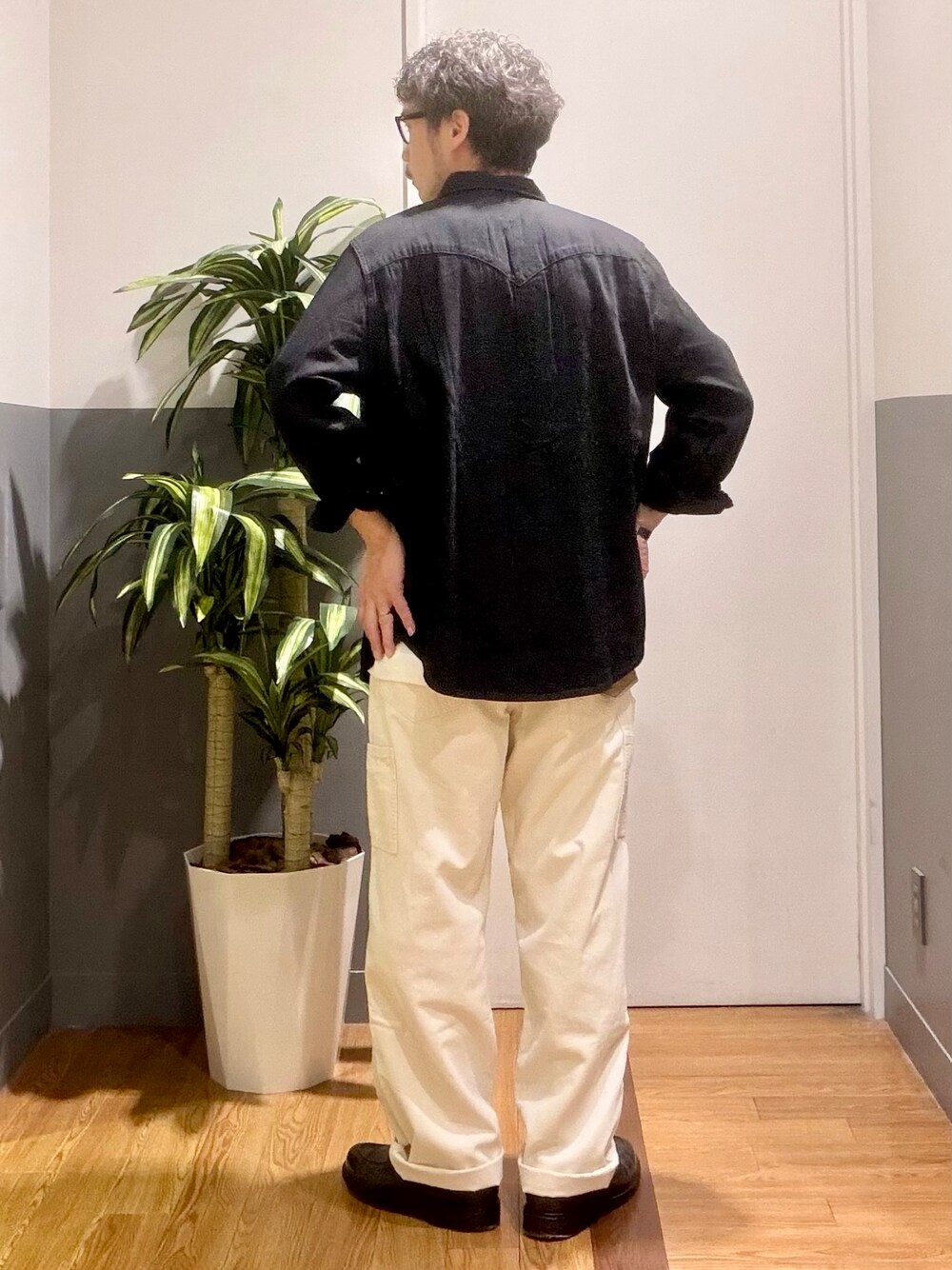 ホワイト系のデニムパンツ、ホワイト系のTシャツ/カットソー、ブラック系のシャツ/ブラウスを着用したメンズの夏コーディネートの4枚目の写真