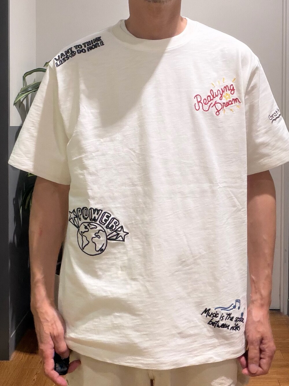ホワイト系のTシャツ/カットソー、ブラック系のシャツ/ブラウスを着用したメンズの春コーディネートの6枚目の写真