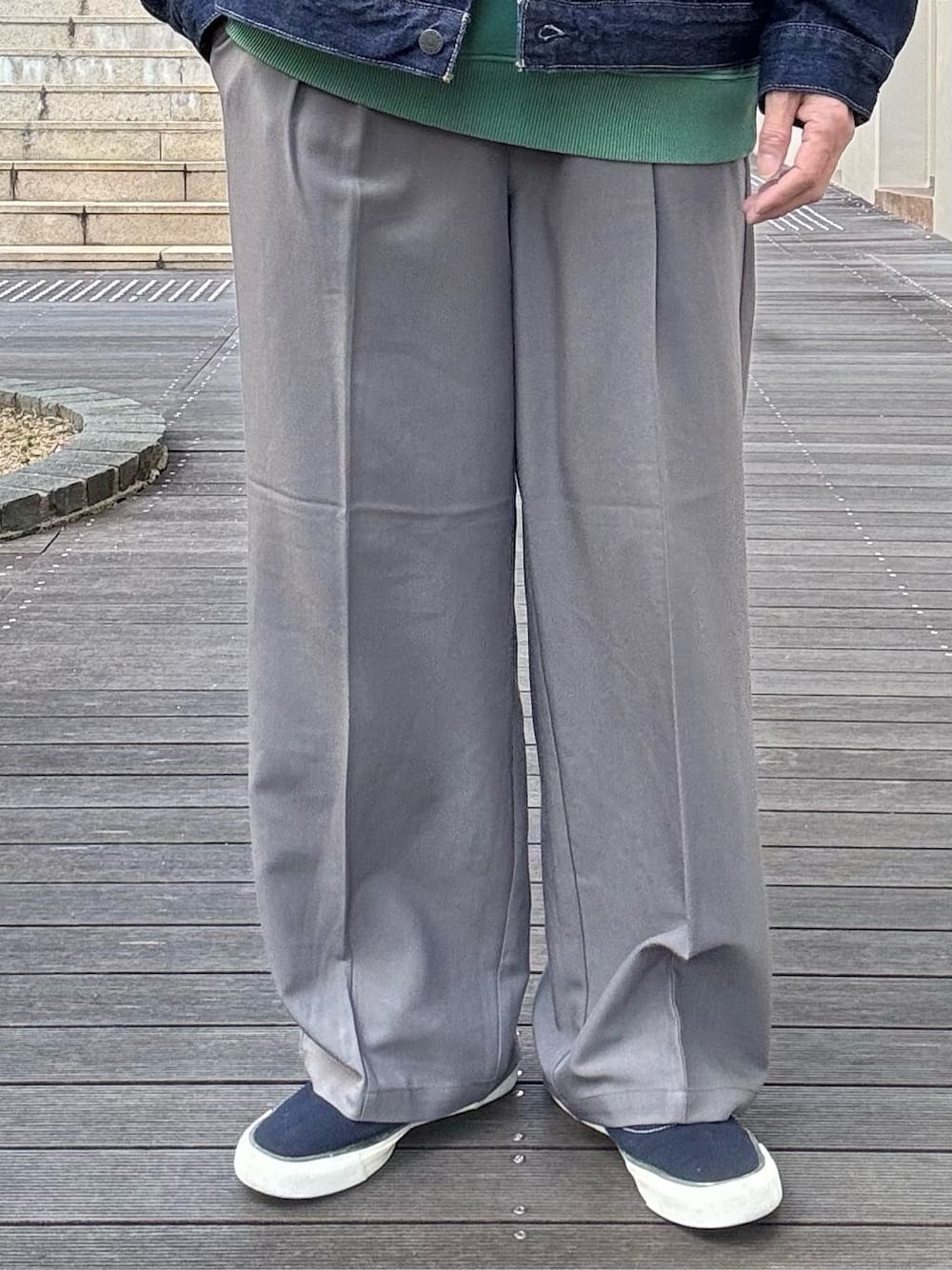 グレー系のその他パンツ、ブルー系のデニムジャケットを着用したメンズの夏コーディネートの8枚目の写真