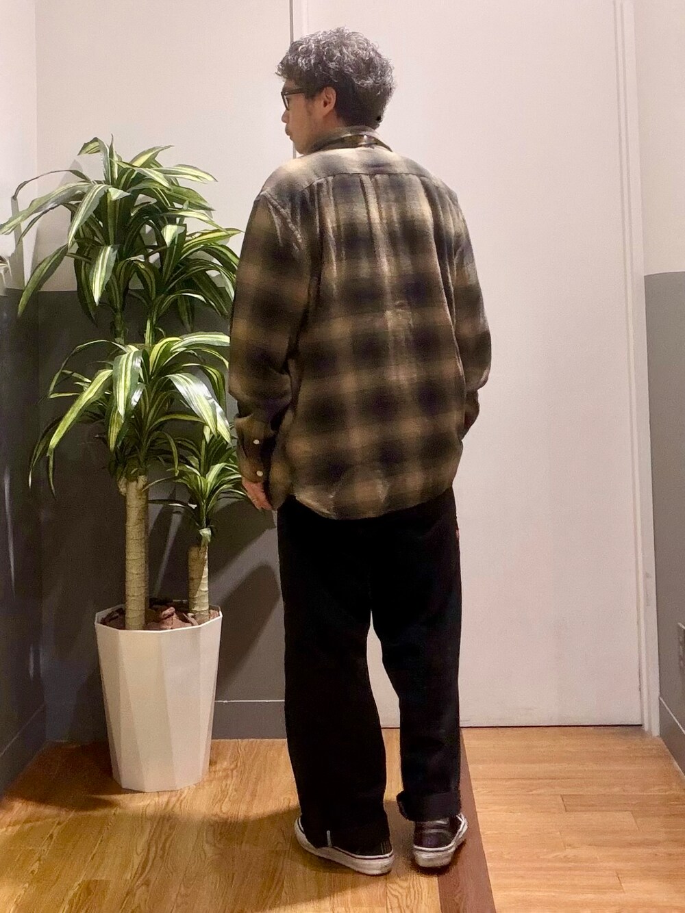 ブラック系のその他パンツ、グリーン系のシャツ/ブラウス、グレー系のTシャツ/カットソーを着用したメンズの秋コーディネートの3枚目の写真