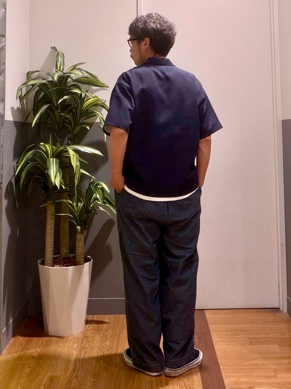 ホワイト系のTシャツ/カットソー、ブルー系のTシャツ/カットソーを着用したメンズの春コーディネートの3枚目の写真