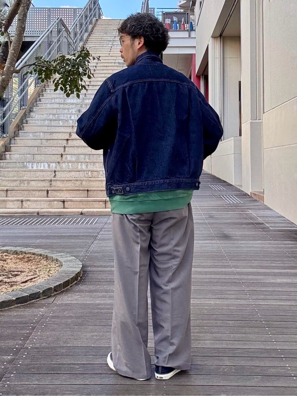 グレー系のその他パンツ、ブルー系のデニムジャケットを着用したメンズの夏コーディネートの3枚目の写真
