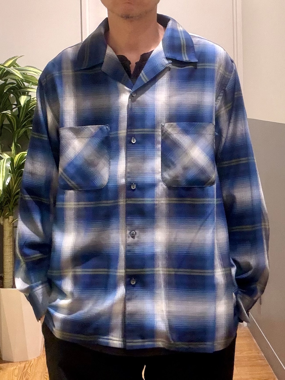 ブラック系のその他パンツ、ブラック系のTシャツ/カットソー、ブルー系のシャツ/ブラウスを着用したメンズの秋コーディネートの3枚目の写真