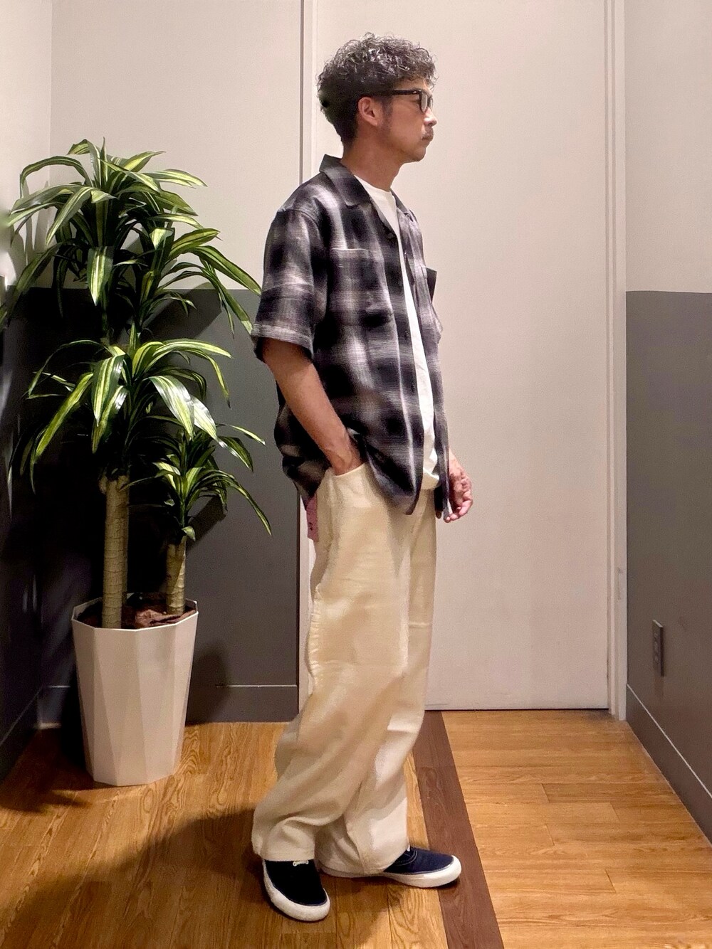 ホワイト系のTシャツ/カットソー、ブラック系のシャツ/ブラウスを着用したメンズの春コーディネートの2枚目の写真