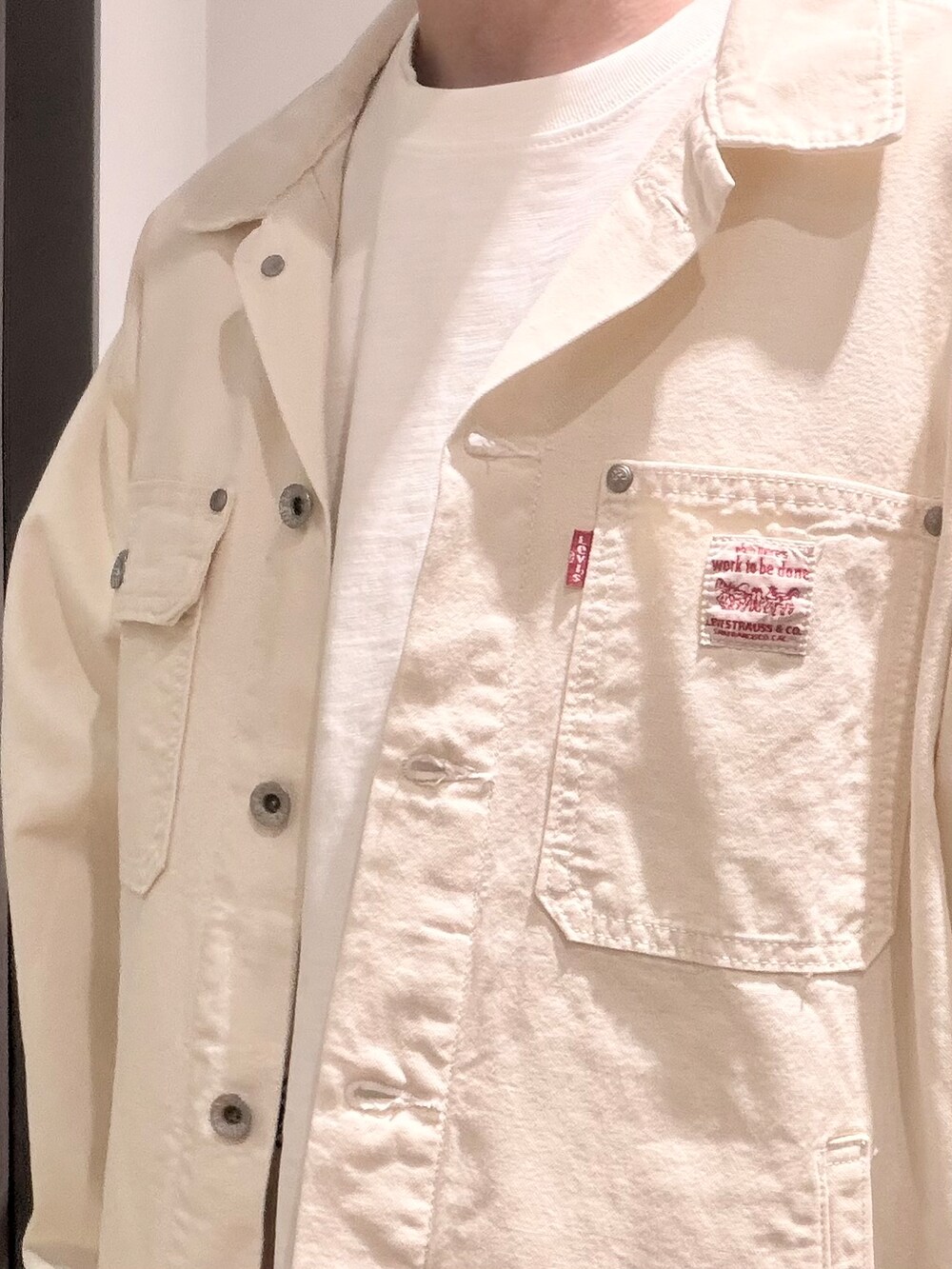 ホワイト系のTシャツ/カットソー、ブラウン系のその他パンツ、ホワイト系のデニムジャケットを着用したメンズの春コーディネートの5枚目の写真