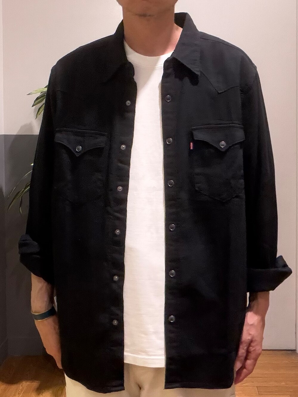 ホワイト系のデニムパンツ、ホワイト系のTシャツ/カットソー、ブラック系のシャツ/ブラウスを着用したメンズの夏コーディネートの5枚目の写真