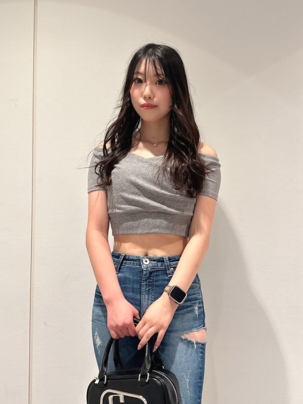 ブルー系のデニムパンツ、グレー系のTシャツ/カットソー、ブラック系のサンダルを着用したレディースの夏コーディネートの4枚目の写真