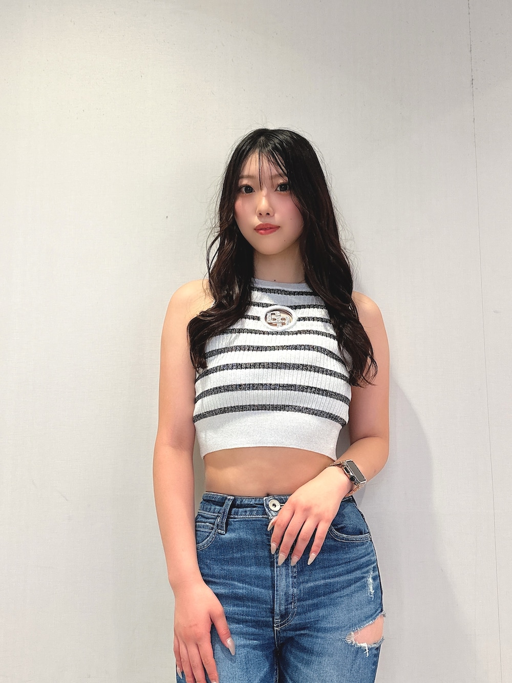 ブルー系のデニムパンツ、その他のタンクトップ、ホワイト系のその他シューズを着用したレディースの夏コーディネートの4枚目の写真