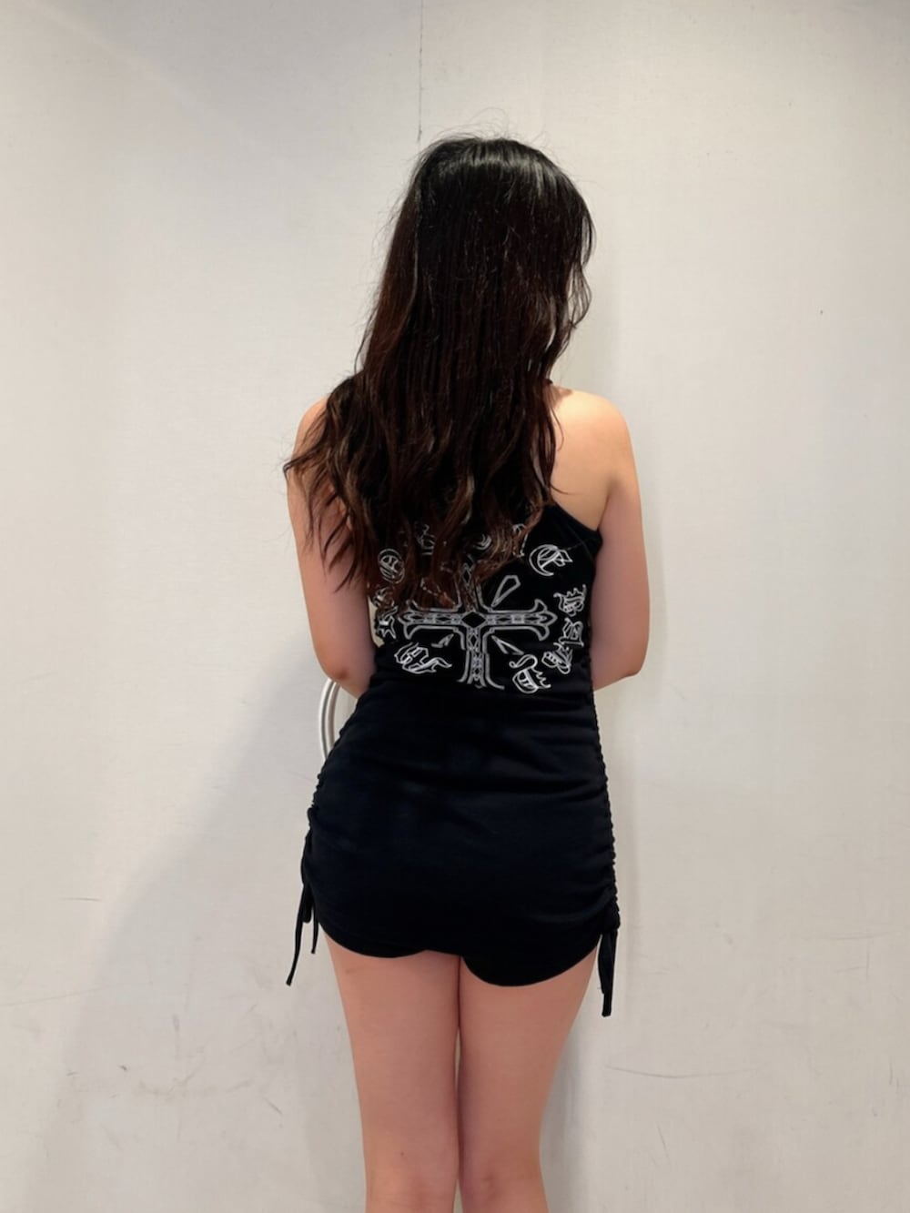 ブラック系のワンピース、ホワイト系のボストンバッグ、ブラック系のブーツを着用したレディースの夏コーディネートの5枚目の写真