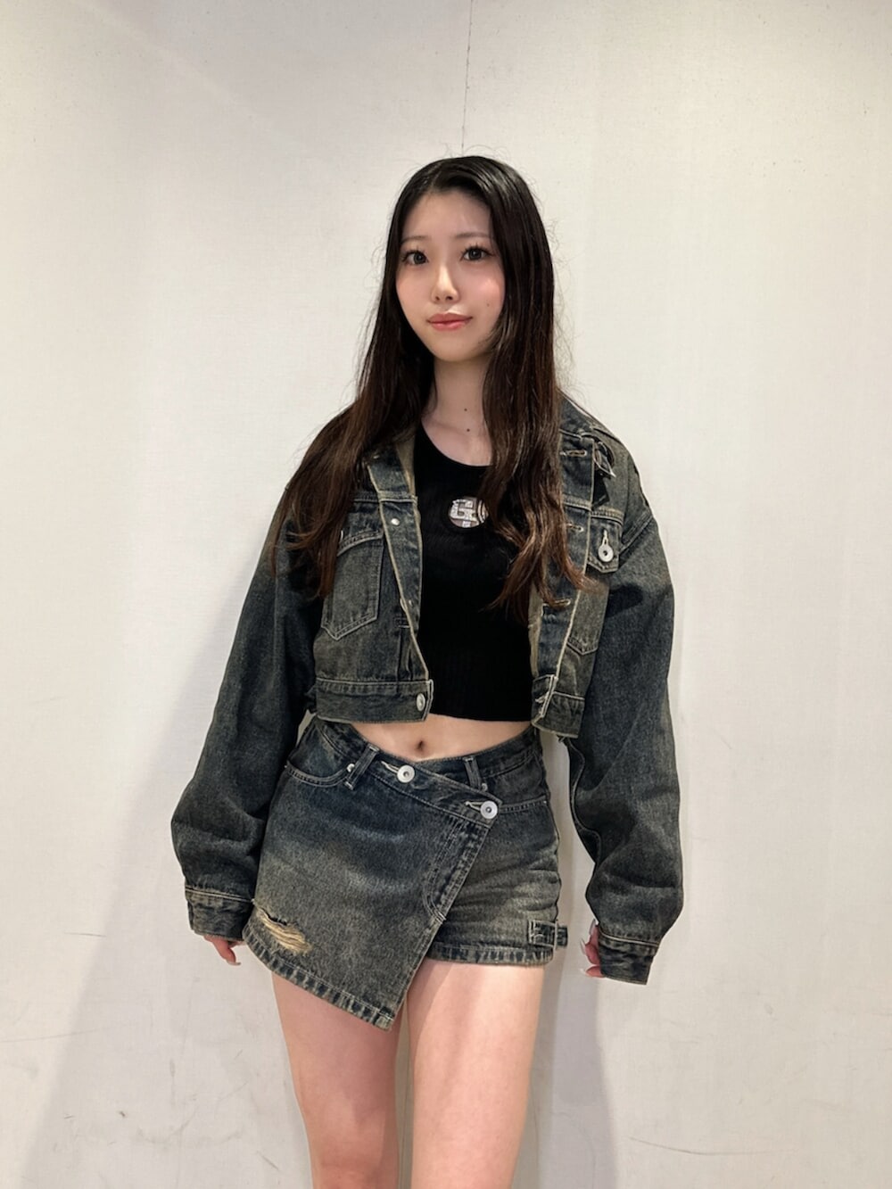 ブルー系のデニムジャケット、ブルー系のデニムパンツ、ブラック系のニット/セーターを着用したレディースの秋コーディネートの4枚目の写真