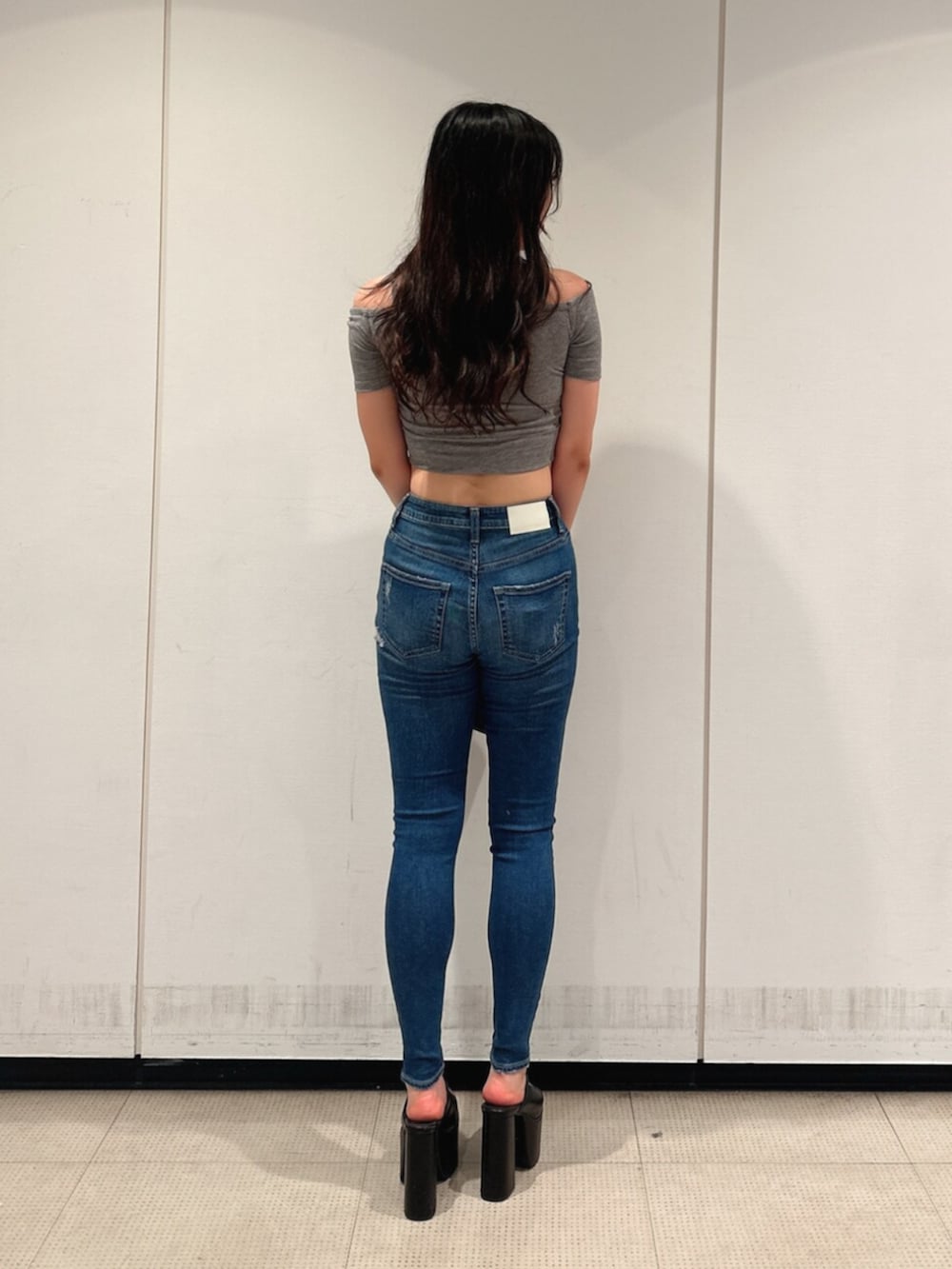 ブルー系のデニムパンツ、グレー系のTシャツ/カットソー、ブラック系のサンダルを着用したレディースの夏コーディネートの3枚目の写真