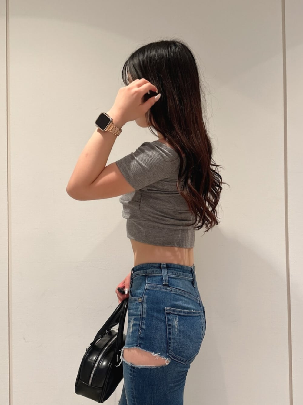 ブルー系のデニムパンツ、グレー系のTシャツ/カットソー、ブラック系のサンダルを着用したレディースの夏コーディネートの5枚目の写真