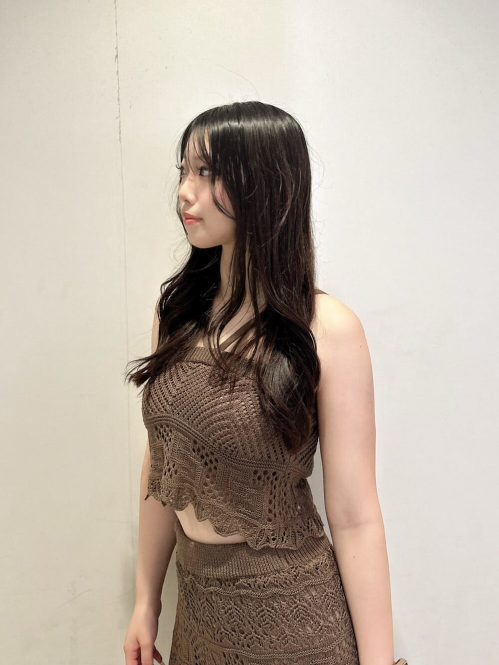 ブラウン系のキャミソール、ホワイト系のサンダル、ブラック系のその他パンツを着用したレディースの夏コーディネートの5枚目の写真