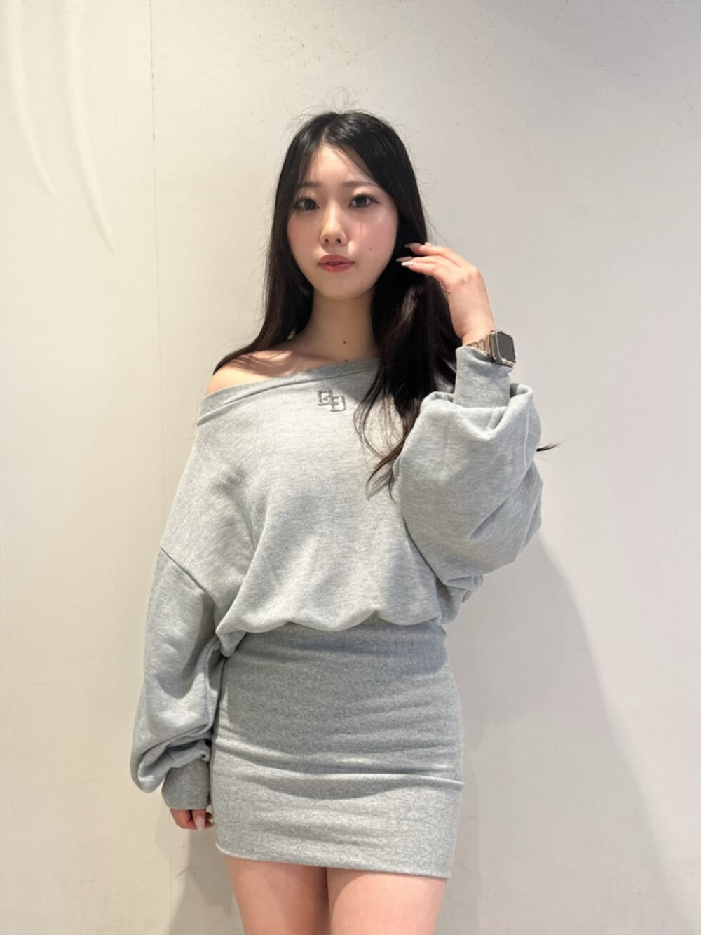 グレー系のワンピース、ブラック系のブーツを着用したレディースの秋コーディネートの4枚目の写真