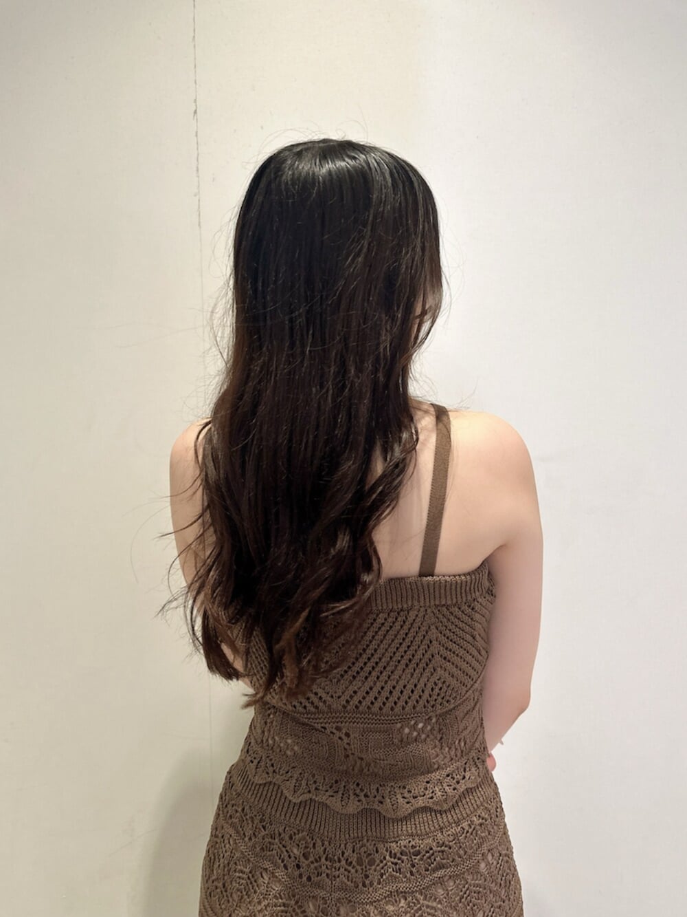 ブラウン系のキャミソール、ホワイト系のサンダル、ブラック系のその他パンツを着用したレディースの夏コーディネートの6枚目の写真