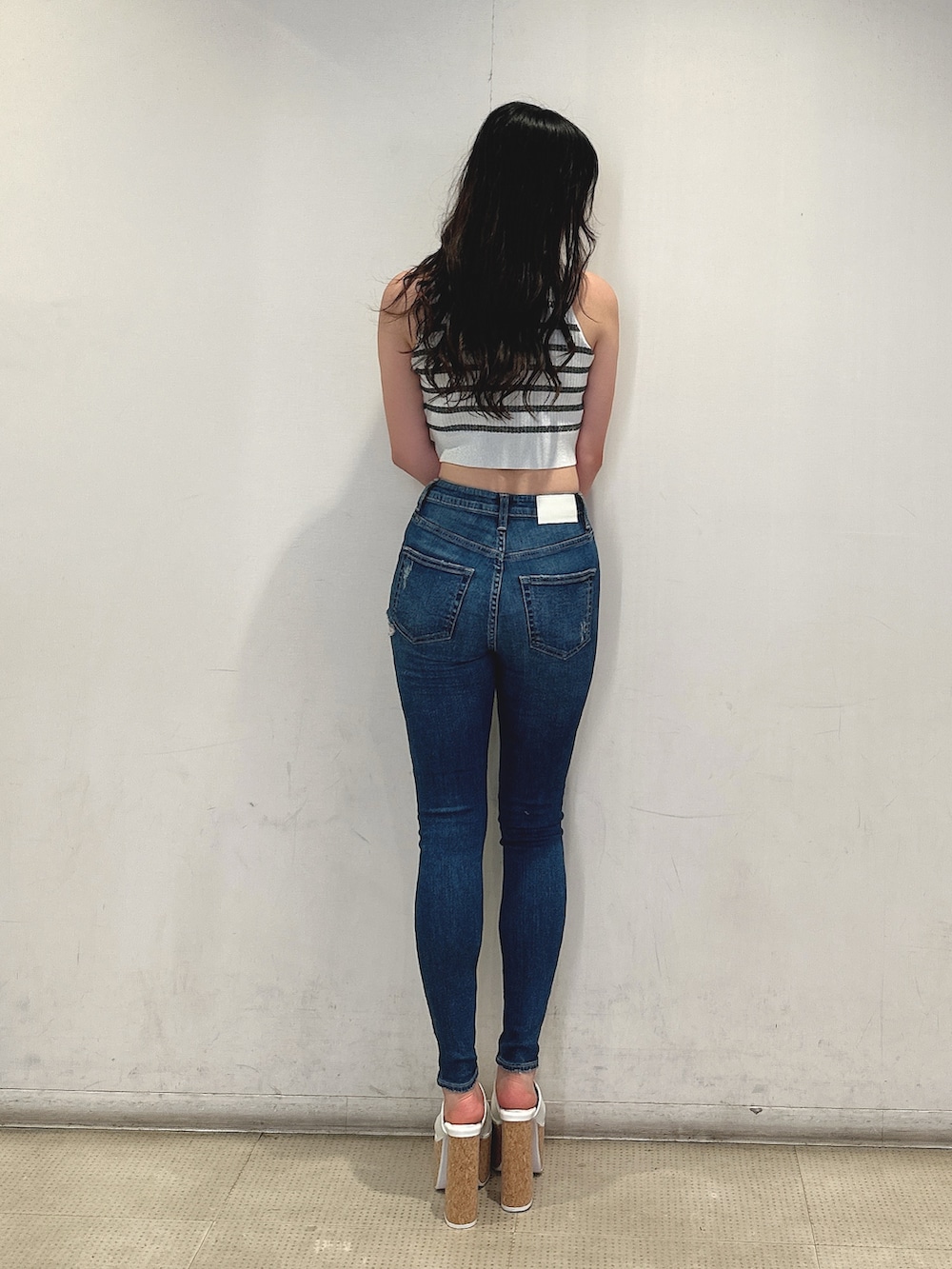 ブルー系のデニムパンツ、その他のタンクトップ、ホワイト系のその他シューズを着用したレディースの夏コーディネートの3枚目の写真
