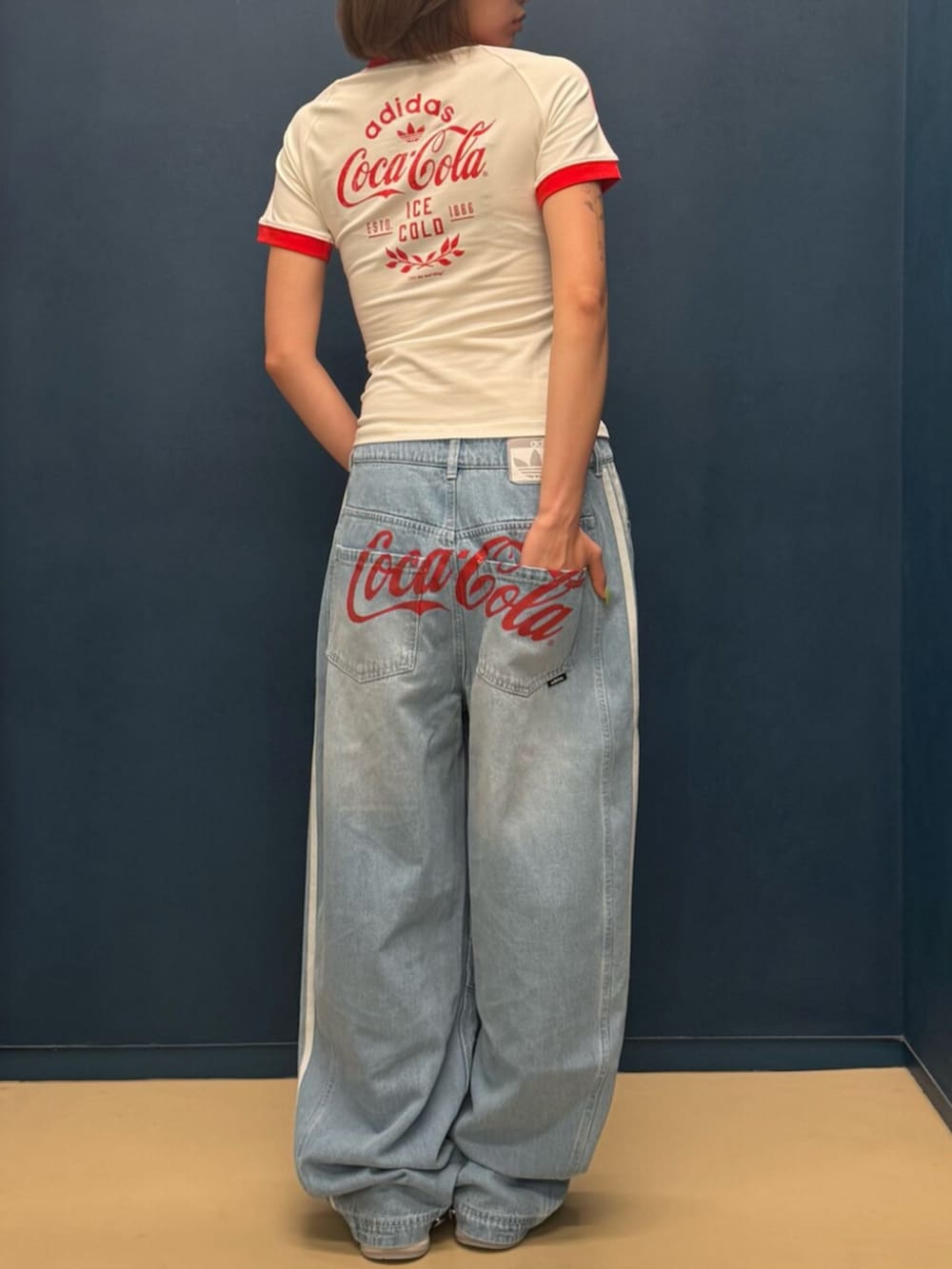 ホワイト系のTシャツ/カットソー、ブルー系のその他パンツ、シルバー系のスニーカーを着用したレディースの夏コーディネートの2枚目の写真