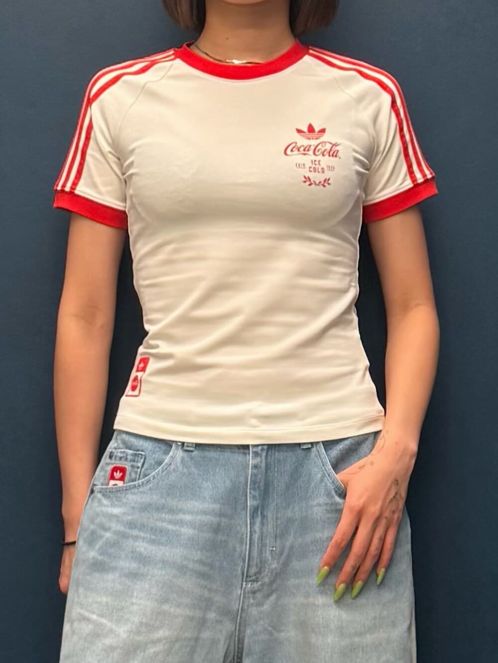 ホワイト系のTシャツ/カットソー、ブルー系のその他パンツ、シルバー系のスニーカーを着用したレディースの夏コーディネートの3枚目の写真