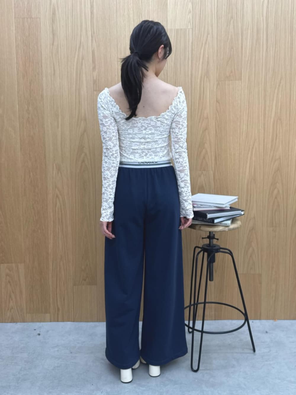 ホワイト系のTシャツ/カットソー、ブルー系のその他パンツを着用したレディースの冬コーディネートの4枚目の写真