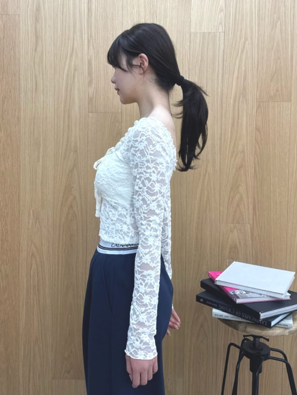 ホワイト系のTシャツ/カットソー、ブルー系のその他パンツを着用したレディースの冬コーディネートの3枚目の写真