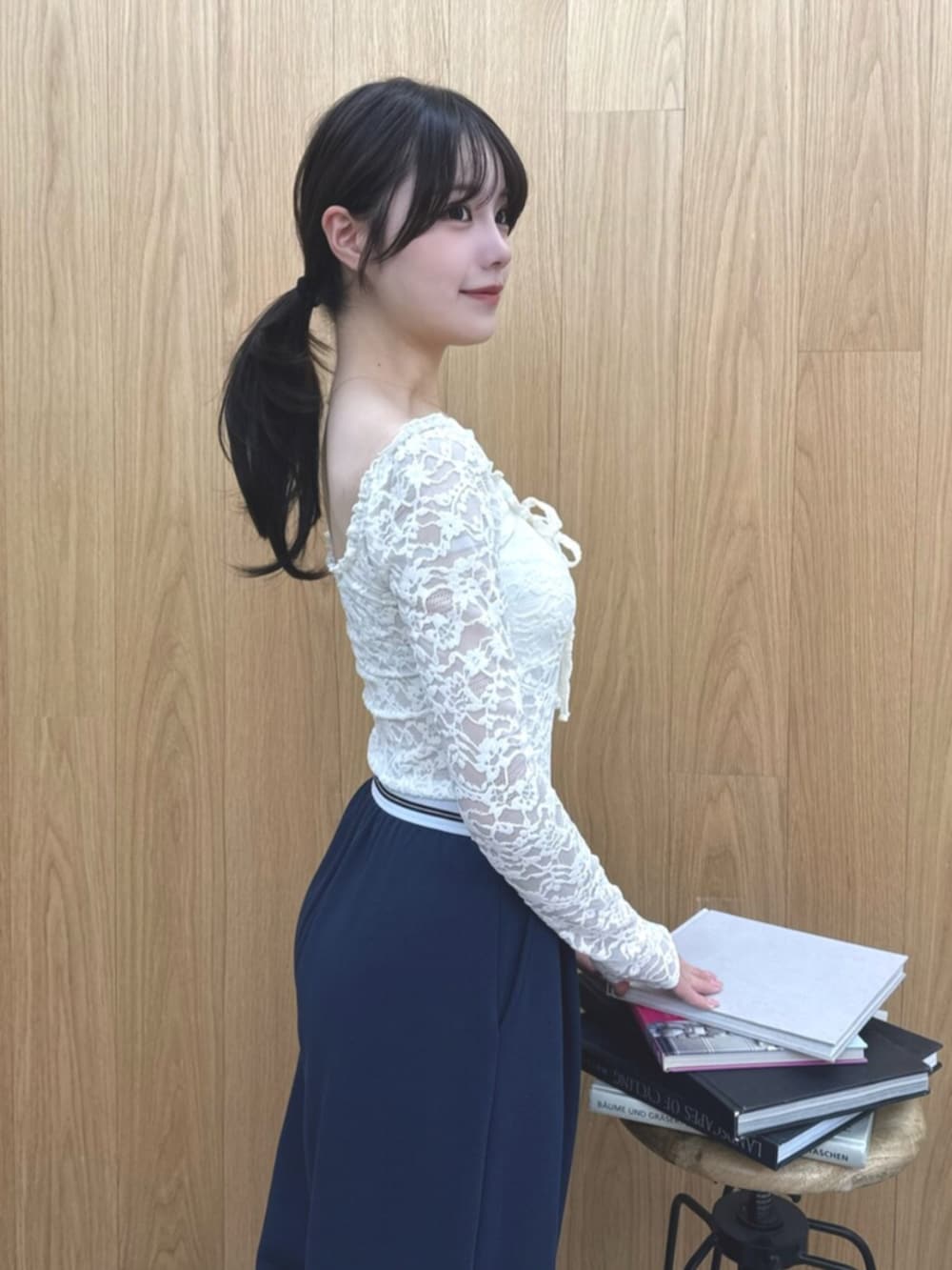 ホワイト系のTシャツ/カットソー、ブルー系のその他パンツを着用したレディースの冬コーディネートの2枚目の写真