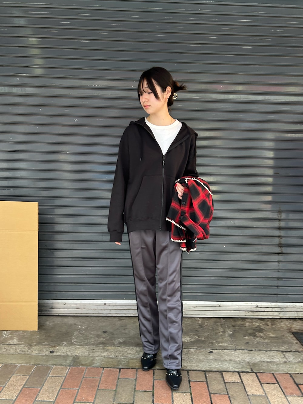 レッド系のシャツ/ブラウスを着用したレディースの春コーディネートの5枚目の写真