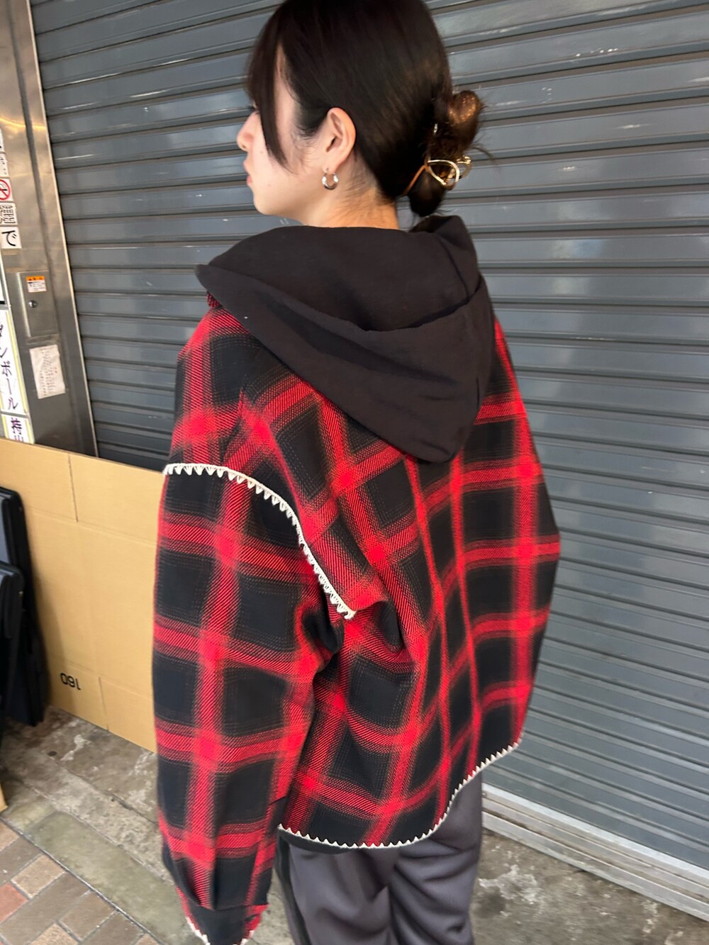 レッド系のシャツ/ブラウスを着用したレディースの春コーディネートの4枚目の写真