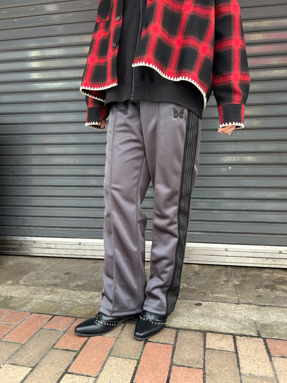 レッド系のシャツ/ブラウスを着用したレディースの春コーディネートの3枚目の写真