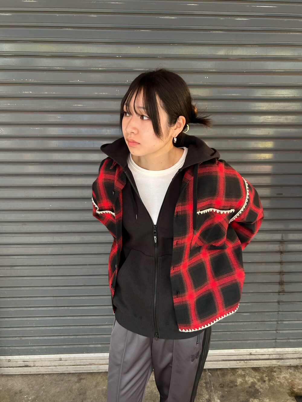 レッド系のシャツ/ブラウスを着用したレディースの春コーディネートの2枚目の写真