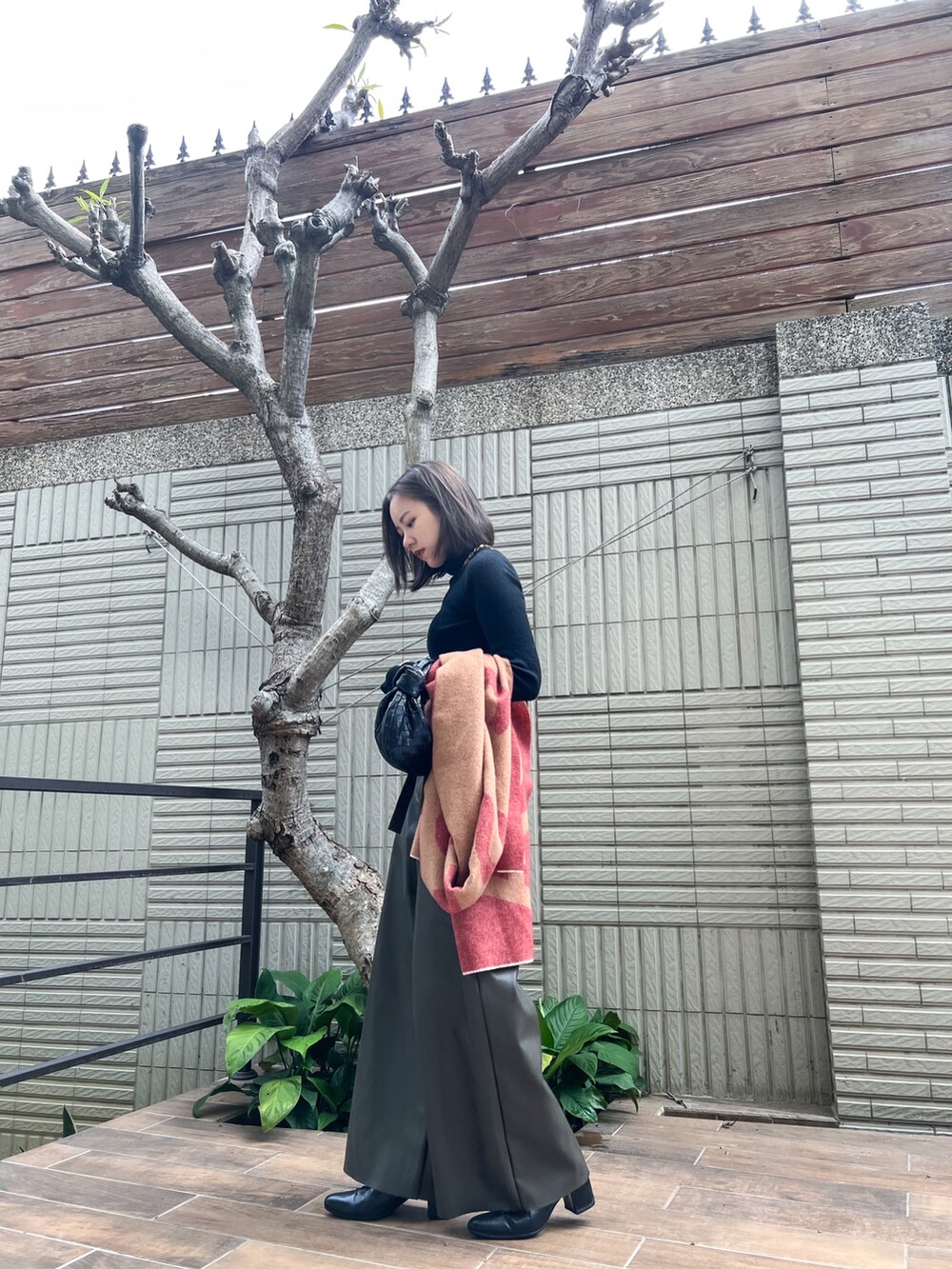 「CLANE、AcneStudios、BOTTEGA VENETA、soierie」｜「Acne Studiosのアイテム（ストール/ショール、ベージュ系）」を使った、Jasmine:)さん（レディース・158cm）の春コーディネートの4枚目の写真