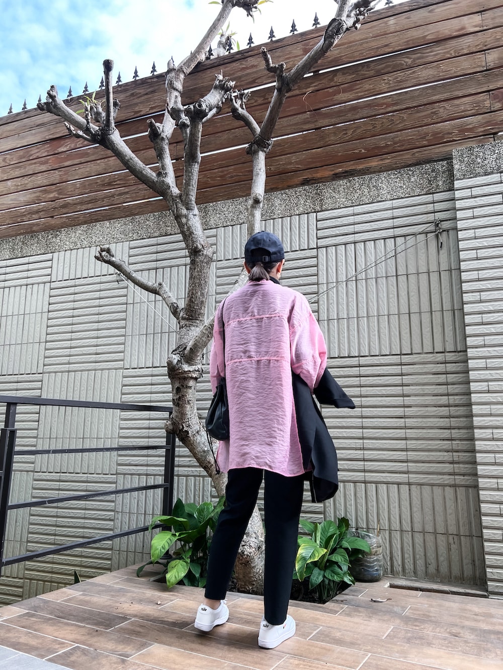 「studiodoe、create.me、CLANE、NIKE」｜「CLANEの【CLANE(クラネ)】スウィッチシアーシャツ　10108-3032（シャツ/ブラウス、ピンク系）」を使った、Jasmine:)さん（レディース・158cm）の春コーディネートの4枚目の写真