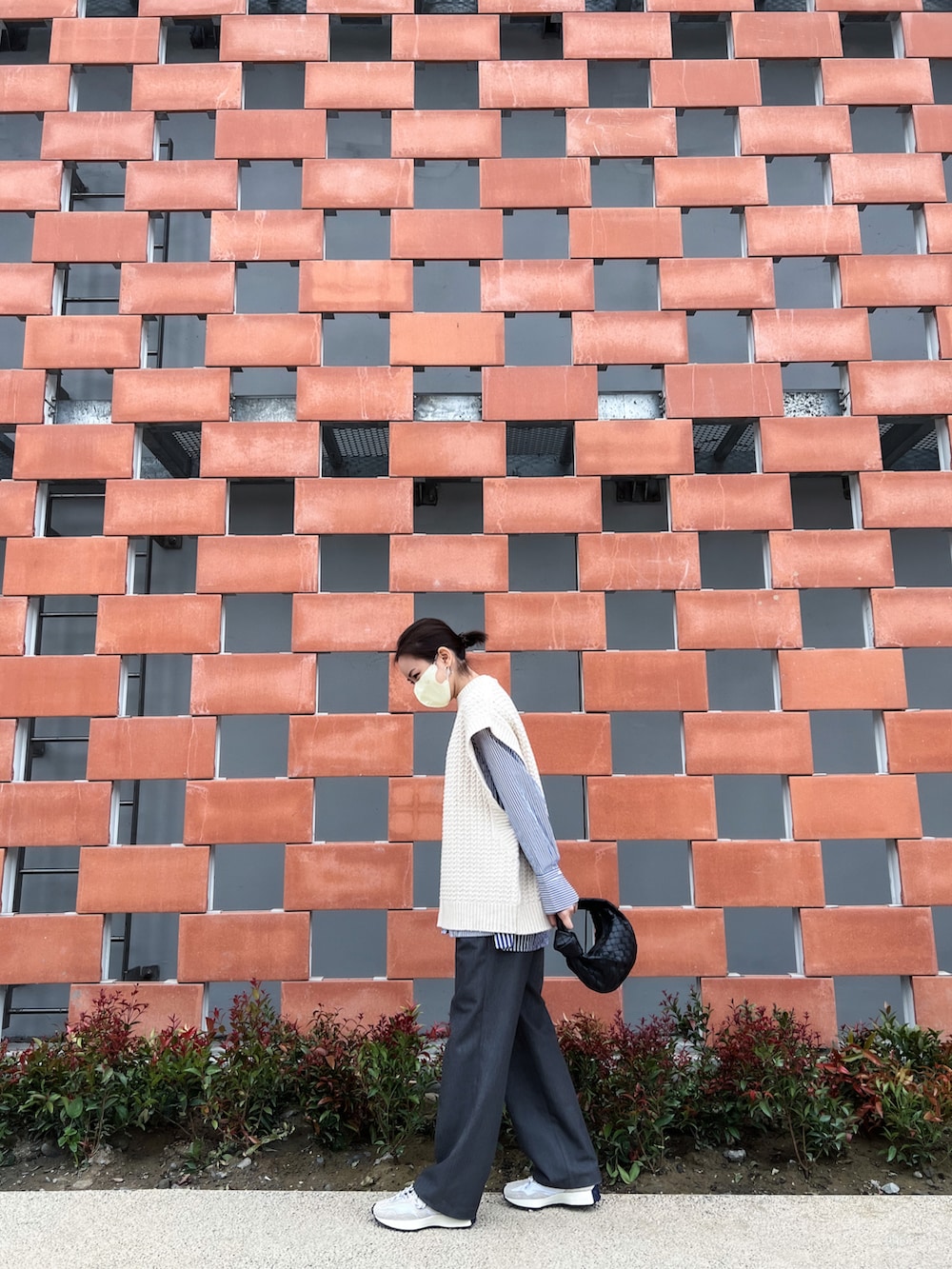 「CLANE、murphUK、mouggan、New Balance、BOTTEGA VENETA」｜「Murph UKのアイテム（テーラードジャケット、グレー系）」を使った、Jasmine:)さん（レディース・158cm）の春コーディネートの4枚目の写真