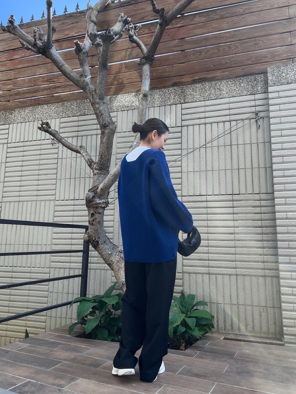 「JOURNAL STANDARD relume、stylemixer、Dior、BOTTEGA VENETA」｜「JOURNAL STANDARD relumeのウールカシミヤＶネックプルオーバー◆（ニット/セーター、ブルー系）」を使った、Jasmine:)さん（レディース・158cm）の冬コーディネートの3枚目の写真
