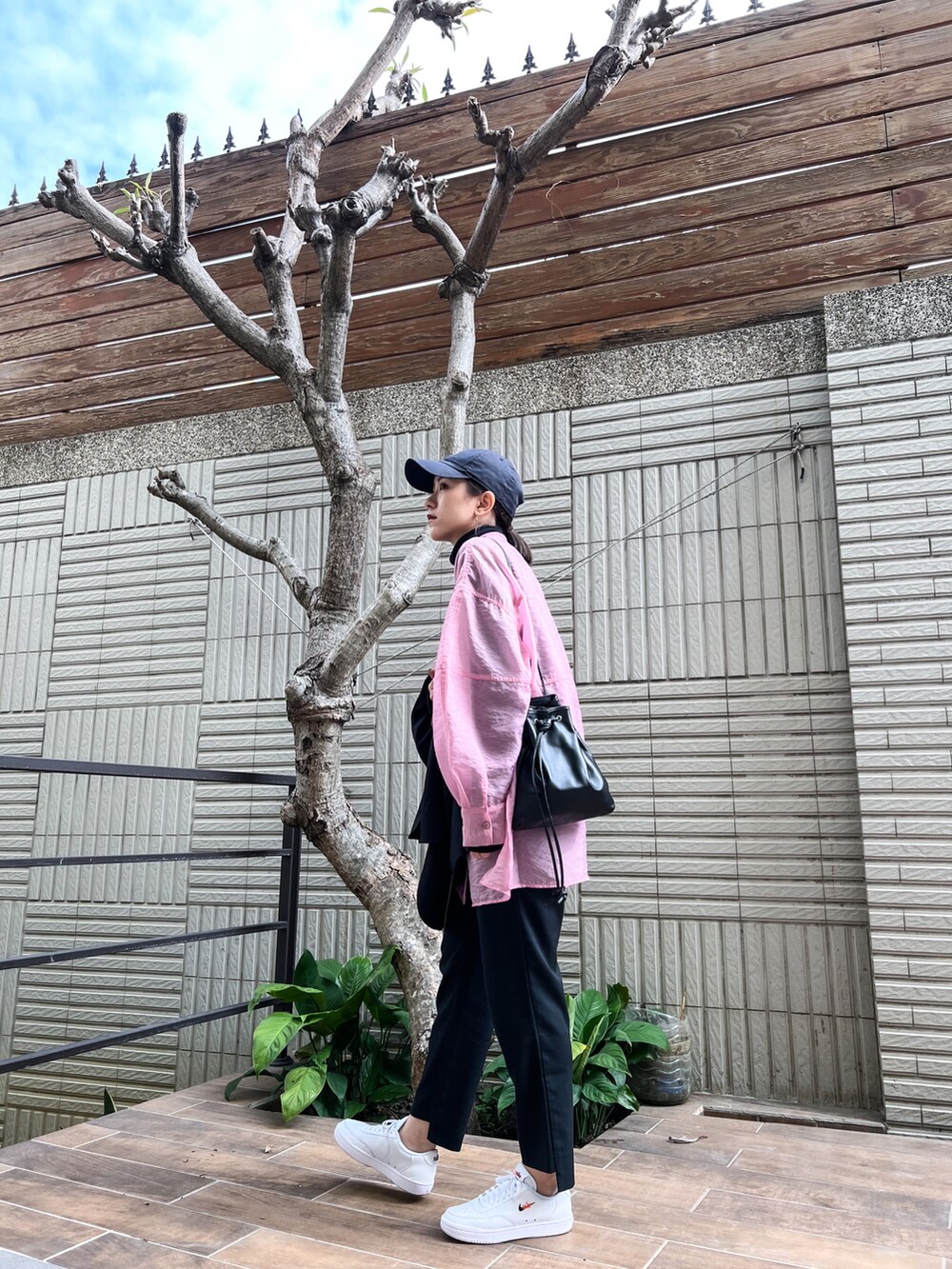 「studiodoe、create.me、CLANE、NIKE」｜「CLANEの【CLANE(クラネ)】スウィッチシアーシャツ　10108-3032（シャツ/ブラウス、ピンク系）」を使った、Jasmine:)さん（レディース・158cm）の春コーディネートの3枚目の写真