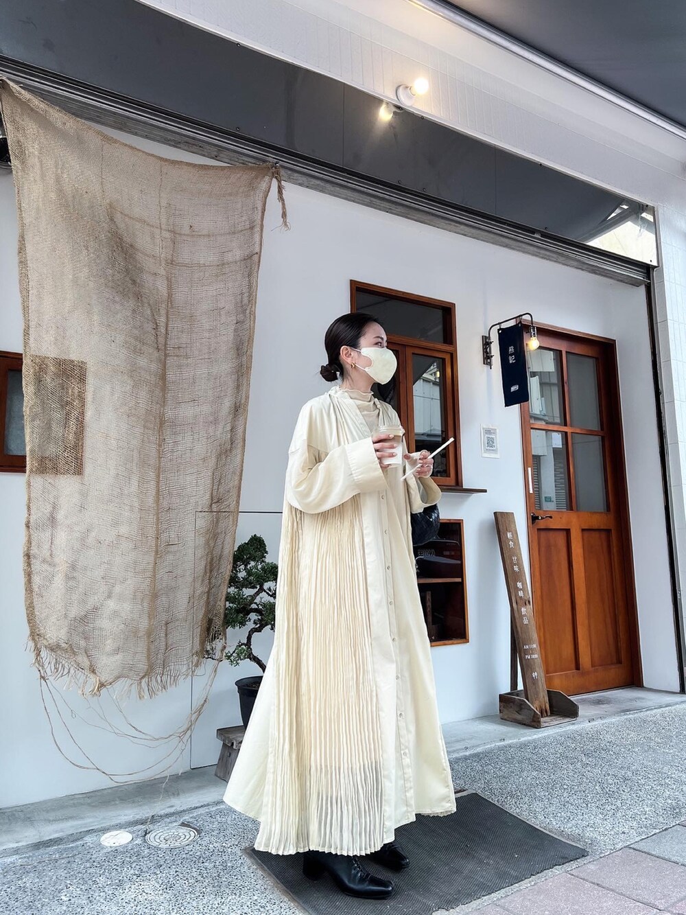 「etretokyo、CLANE、BOTTEGA VENETA」｜「ETRE TOKYOのシアーサイドプリーツワンピース（ワンピース、ベージュ系）」を使った、Jasmine:)さん（レディース・158cm）の春コーディネートの4枚目の写真